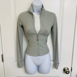 Lululemon Define Cropped Jacket *Nulu
Jade Grey and Swiftly Tech Cropped Top